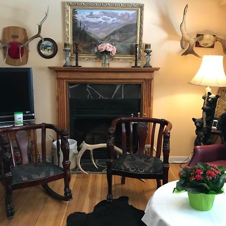 Holiday Lodge Bed And Breakfast Банф Екстериор снимка