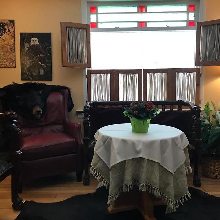 Holiday Lodge Bed And Breakfast Банф Екстериор снимка