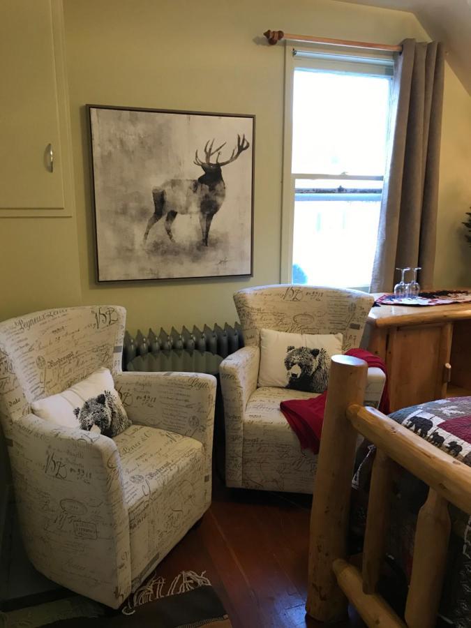 Holiday Lodge Bed And Breakfast Банф Екстериор снимка