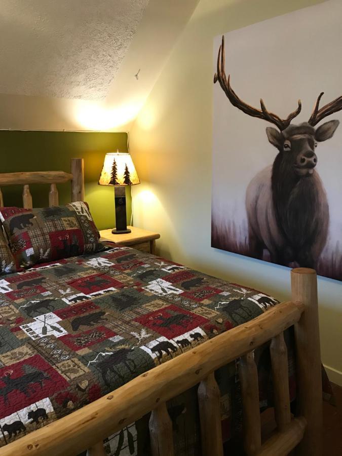 Holiday Lodge Bed And Breakfast Банф Екстериор снимка