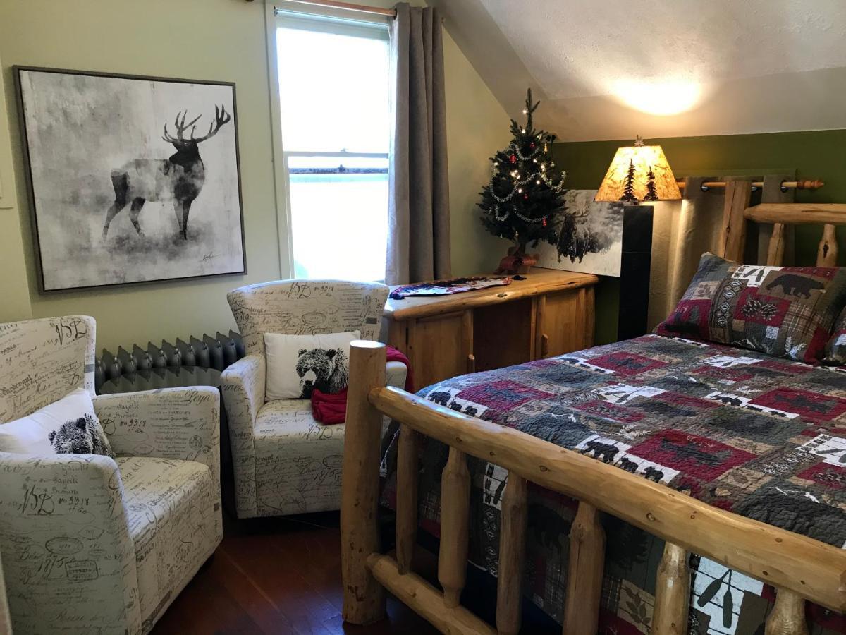 Holiday Lodge Bed And Breakfast Банф Екстериор снимка