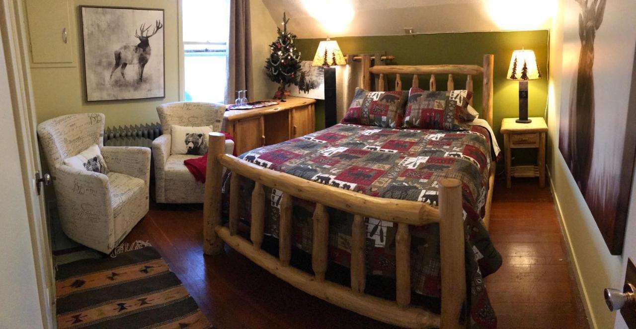 Holiday Lodge Bed And Breakfast Банф Екстериор снимка