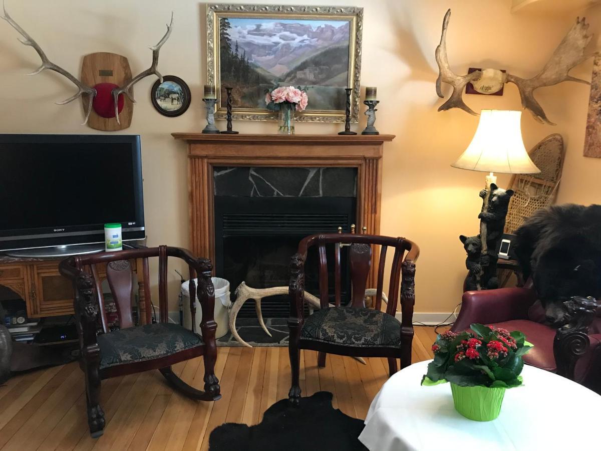 Holiday Lodge Bed And Breakfast Банф Екстериор снимка