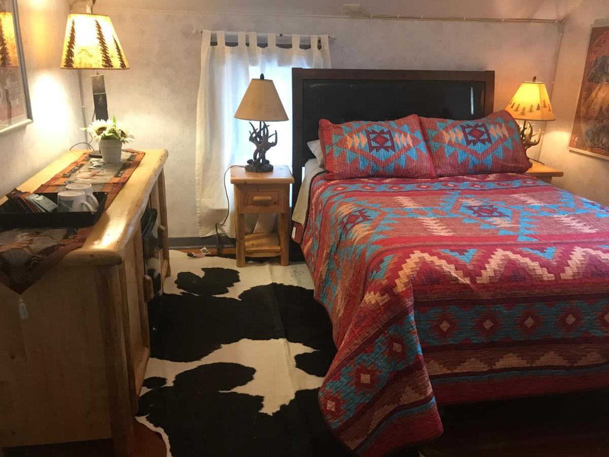 Holiday Lodge Bed And Breakfast Банф Екстериор снимка