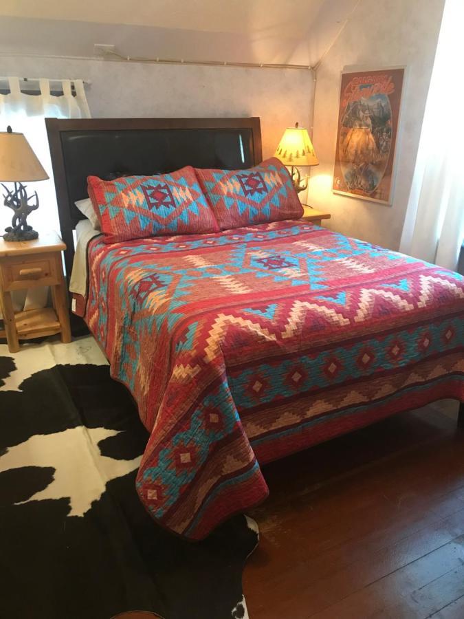 Holiday Lodge Bed And Breakfast Банф Екстериор снимка