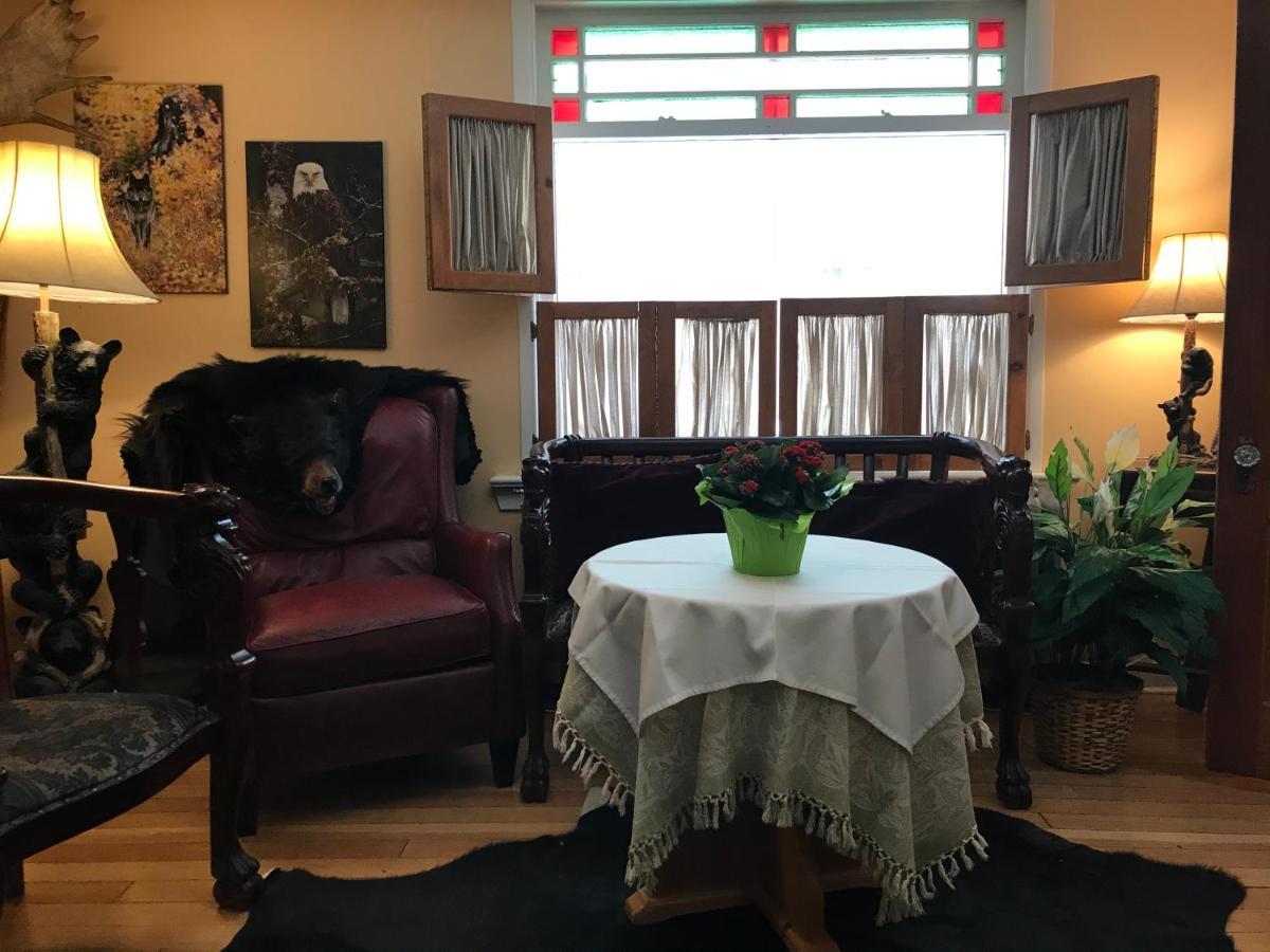 Holiday Lodge Bed And Breakfast Банф Екстериор снимка