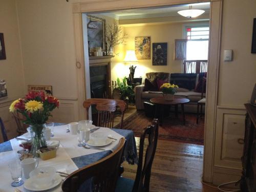 Holiday Lodge Bed And Breakfast Банф Екстериор снимка