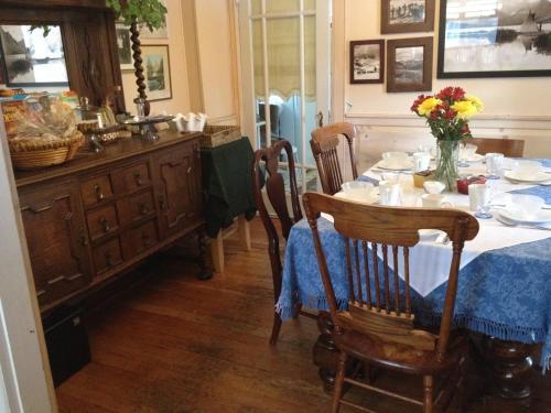 Holiday Lodge Bed And Breakfast Банф Екстериор снимка